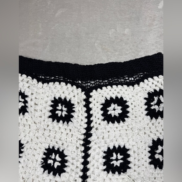 Urban Outfitters Granny Square Crochet Black White Boho Shorts Size Large - Picture 13 of 16